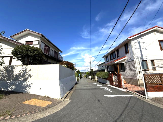 角地　閑静な住宅街の前面道路含む現地写真|前面道路
