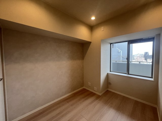 室内フルリノベの管理体制良好【横浜公園通り壱番館】の洋室|落ち着いた色調の洋室です