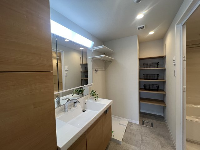 室内フルリノベの管理体制良好【横浜公園通り壱番館】の洗面所|広い洗面スペース