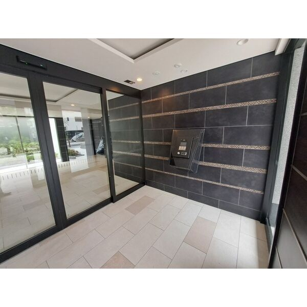 スプランティッド新大阪WESTのエントランス