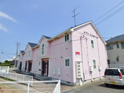 【外観】 | メゾンエスポワール | 淡いピンク色の外壁に三角屋根がかわいらしい印象です。