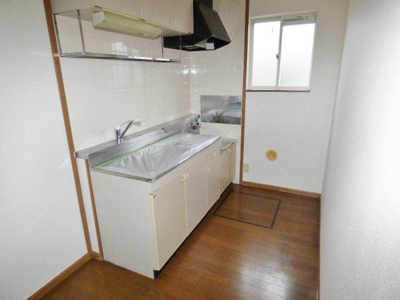 【キッチン】 | メゾンエスポワール | 上下に収納有！シングルレバー水栓。キッチンに窓がありますので、匂いもこもりにくいです。