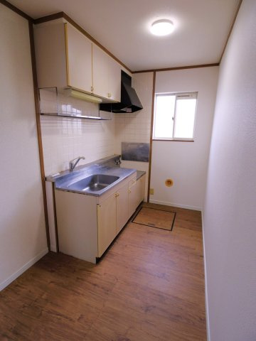 【キッチン】 | メゾンエスポワール | 上下に収納有！シングルレバー水栓。キッチンに窓がありますので、匂いもこもりにくいです。