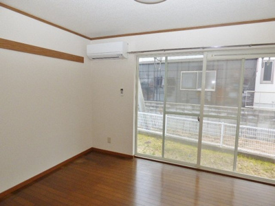 【洋室】 | メゾンエスポワール | 洋室6帖。掃出し窓は幅が広く採光良好。