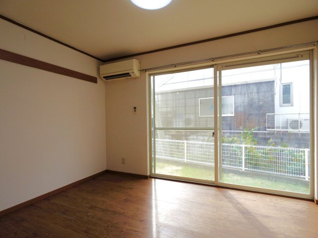 【洋室】 | メゾンエスポワール | 洋室6帖。掃出し窓は幅が広く採光良好。