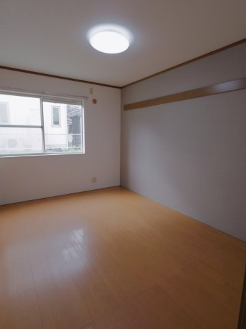 【洋室】 | メゾンエスポワール | アクセントクロスがおしゃれな洋室6帖。