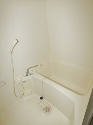 【浴室】 | メゾンエスポワール | 浴室は鏡付き。小物を置くスペースあり。