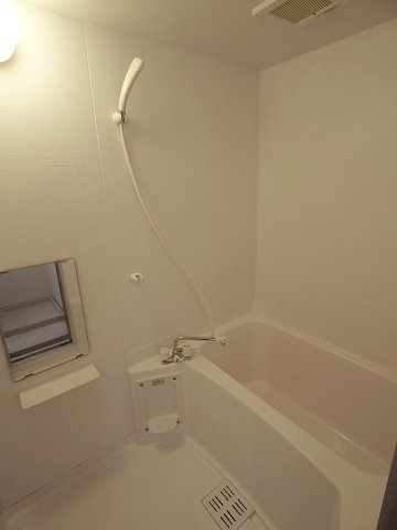 【浴室】 | メゾンエスポワール | 浴室は鏡付き。小物を置くスペースあり。