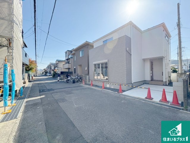 草津市上笠　第2期　新築一戸建ての前面道路含む現地写真|周辺は閑静な住宅街！前面道路広々で車の出し入れも便利です。駐車が苦手な方でも安心して車庫入れできます！