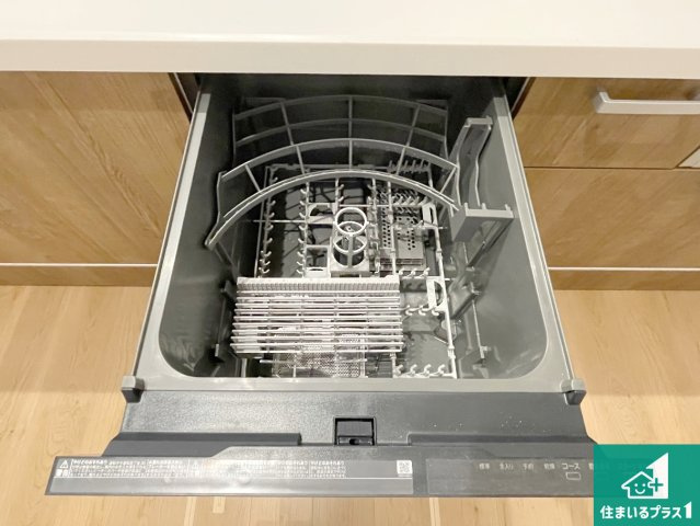 草津市上笠　第2期　新築一戸建ての設備|食事後の一仕事、食器洗いをボタン一つでお任せできちゃいます！場所を取らないビルトイン式なので、お料理スペースもしっかり確保！