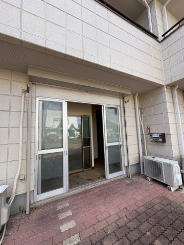 プラザ三邸の玄関