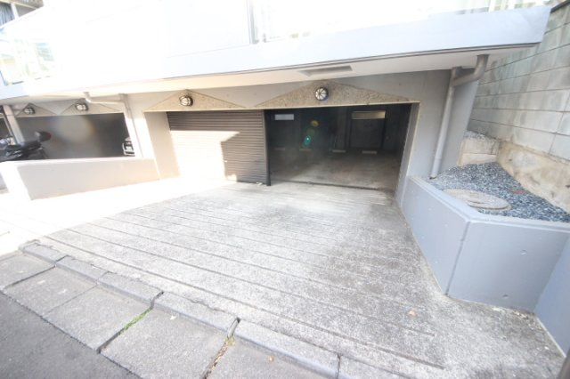 立川市高松町１丁目の賃貸マンションの駐車場