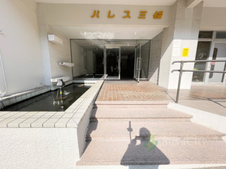 【エントランス】 | パレス三條 | エントランスや駐車場、ちょっとしたお庭部分のお手入れが行き届いていてとてもキレイでした。資産価値を高める部分としては重要なことです。