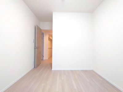 【洋室】 | ネオグランデ鹿山 北館 | どんな色の家具やインテリアも馴染むシンプルな内装は、あなたらしい空間づくりを存分に楽しめます。