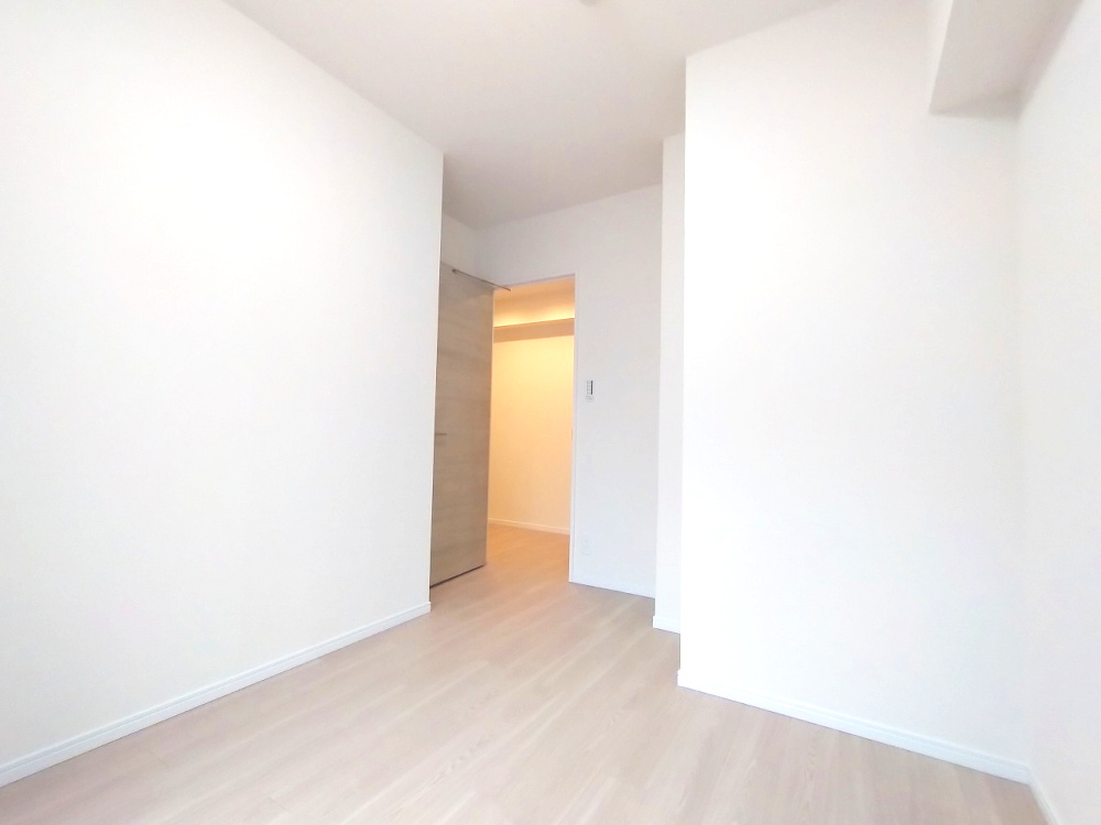 ネオグランデ鹿山 北館の洋室|落ち着いた色合いのフローリングが心地よいシンプルで使いやすい洋室です。どんな家具とも調和しあなたらしい空間を創り出せます。