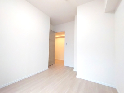 【洋室】 | ネオグランデ鹿山 北館 | 落ち着いた色合いのフローリングが心地よいシンプルで使いやすい洋室です。どんな家具とも調和しあなたらしい空間を創り出せます。