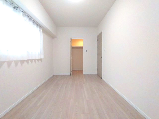 ネオグランデ鹿山 北館の洋室|無駄を省いたシンプルなデザインは自由なレイアウトを可能にします。あなたのライフスタイルに合わせて多様な使い方ができる汎用性の高さが魅力です。