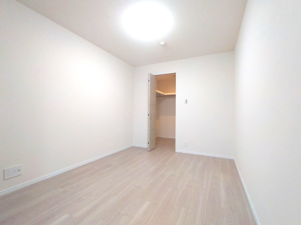 ネオグランデ鹿山 北館の洋室|収納スペースを確保しつつ広さも確保された洋室。寝室としてはもちろん書斎や趣味のスペースとしても活用できます。