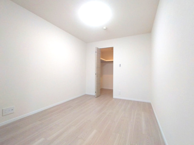 【洋室】 | ネオグランデ鹿山 北館 | 収納スペースを確保しつつ広さも確保された洋室。寝室としてはもちろん書斎や趣味のスペースとしても活用できます。