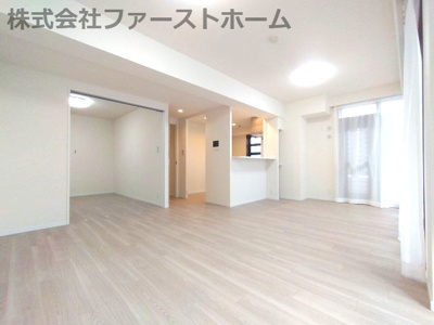 【居間・リビング】 | ネオグランデ鹿山 北館 | 白い壁は光を反射し部屋を明るく見せます。どんな色とも合わせやすいのでインテリアのコーディネートの幅も広がります。