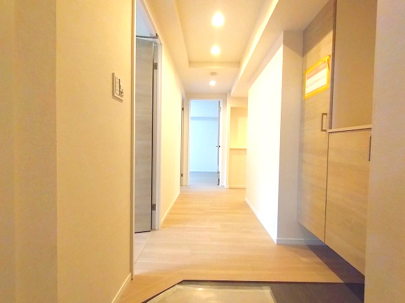 ネオグランデ鹿山 北館の玄関|収納が完備されているのでご家族の靴がスッキリ片付きます。
家の顔となる部分なので綺麗な状態でお客様を迎えられるのは嬉しい要素です♪
