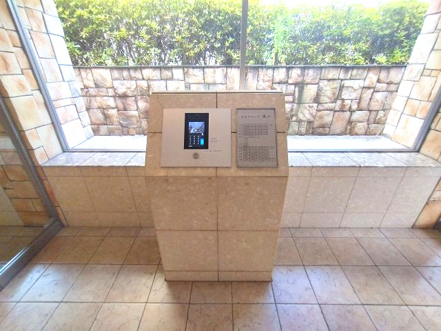 ネオグランデ鹿山 北館の防犯設備|居住者の安心を守るオートロック付きの集合エントランスです。来訪者をしっかり確認でき日々の暮らしに安心感をもたらします。