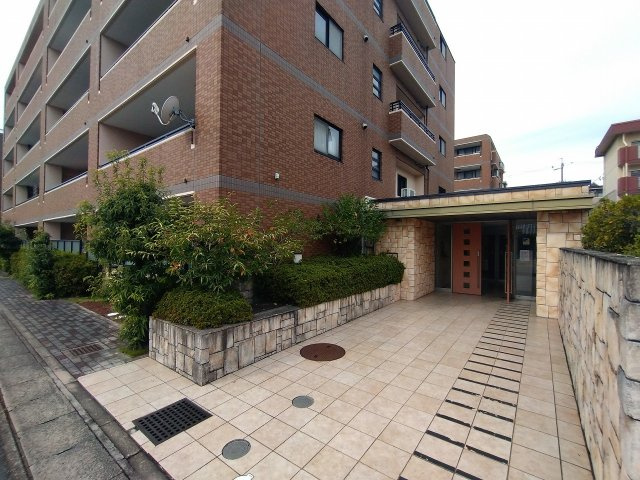 ネオグランデ鹿山 北館|エントランス　ご都合のよろしい日時に現地をご案内させて頂きます！是非、お問い合わせお待ちしております!!