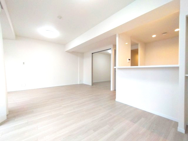 ネオグランデ鹿山 北館の居間・リビング|落ち着いた色合いのフローリングとどんなインテリアにも合わせやすいシンプルな壁面。お好みの家具を置いてあなただけの理想の空間がつくれます。