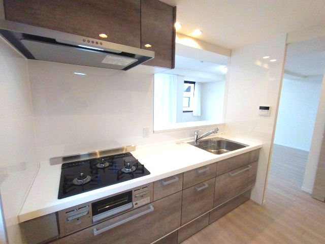 ネオグランデ鹿山 北館のキッチン|お料理が楽しくなる機能的で美しいシステムキッチンです。広々としたシンクと十分な調理スペースで毎日の家事がスムーズに行えます。