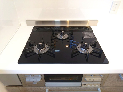 【キッチン】 | ネオグランデ鹿山 北館 | 3口コンロ付なのでお料理がはかどります！煮込み料理などお時間の掛かる料理をしながら他の料理も作れるので料理時間の短縮にもなりますね♪