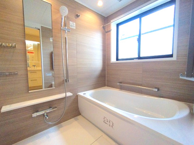 【浴室】 | ネオグランデ鹿山 北館 | 窓から光が差し込む明るい浴室で一日の疲れを洗い流す至福のひとときを。心ゆくまでリラックスできる清潔感あふれるバスタイムをお届けします。