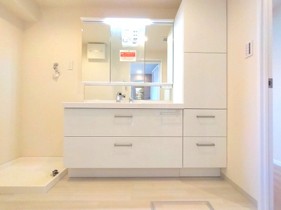 【独立洗面台】 | ネオグランデ鹿山 北館 | 毎日の身だしなみを快適にする機能的な洗面化粧台です。明るい照明と清潔感のあるデザインで、朝の準備から一日の終りのリフレッシュタイムまで心地よくお使いいただけます。