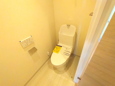 【トイレ】 | ネオグランデ鹿山 北館 | 白を基調とした内装はいつでも明るく清潔な印象。ゲストにも気持ちよく使っていただける空間です。