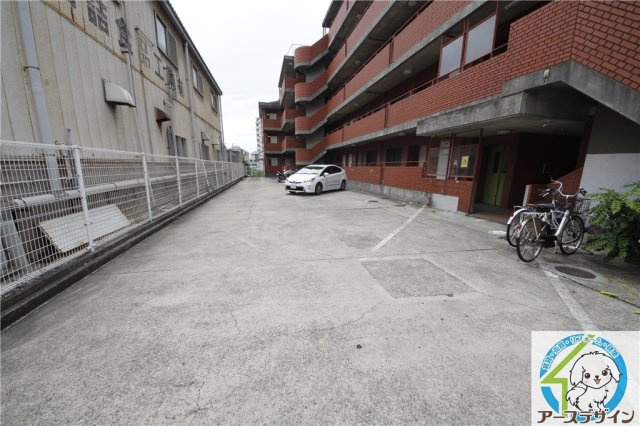 ロイヤルメゾン富士の駐車場