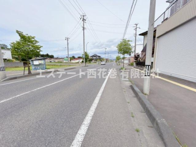 花巻市石神町　土地の周辺|前面道路（東方面）