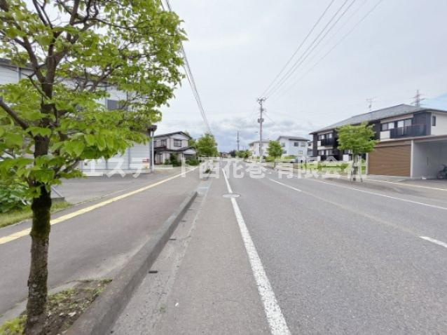 【商談中】花巻市石神町　土地の周辺|前面道路（西方面）