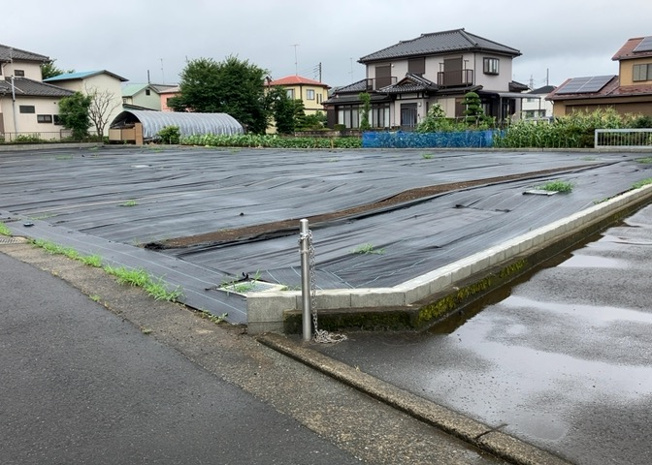 【外観】 | 土地を買う際、住む地域の自治体や福祉の補助制度にも注目してみましょう。子供や老人の医療補助やゴミ出しのルールなど、自治体によってルールに大きな違いがあるため、暮らしやすい土地で判断するとよいでしょう。