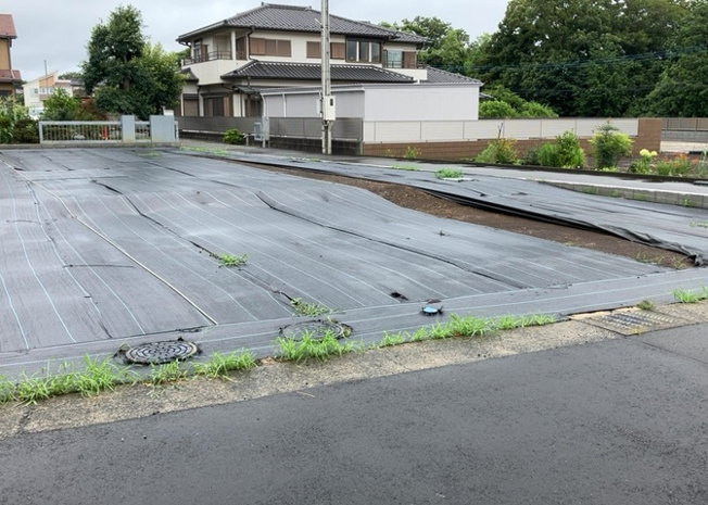 【外観】 | 現地に行くなら、物件の周囲の地形がどうなっているかを見ることも大切です。周辺より低くなっている土地では、大雨などで水が集まりやすいため、地盤が弱くなっているということも考えられるため、注意が必要です。