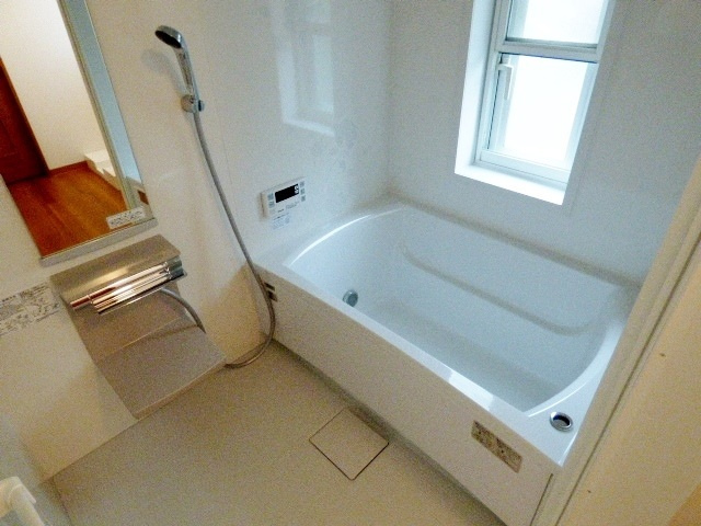 ソレイユ新見の浴室