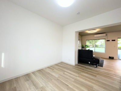 【洋室】 | 左近山団地5街区9号棟 | ◆柔らかい陽光が差し込む明るいお部屋を演出する設計。彩光の取れる窓が気持ちの良いお部屋を創り上げます。