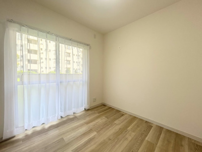 【洋室】 | 左近山団地5街区9号棟 | ◆室内はいつも明るい印象なので気持ちの良い朝を迎えられます。各部屋にはクローゼットを完備しており、収納が多いお家はすっきりして快適空間です。