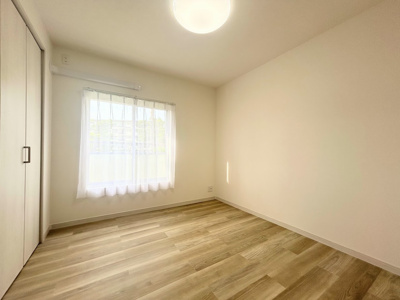 【洋室】 | 左近山団地5街区9号棟 | ◆感性を育むプライベートルームはシンプルでスマートな空間。好みの空間で読書をしたり、音楽を聞いたりと一人の時間も充実したものにできます。