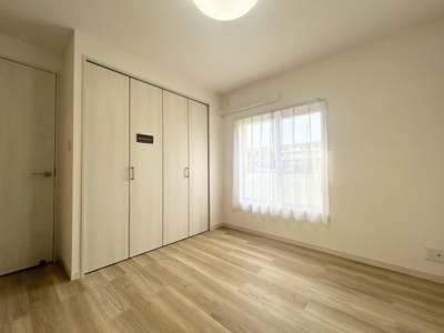 【洋室】 | 左近山団地5街区9号棟 | ◆室内はいつも明るい印象なので気持ちの良い朝を迎えられます。各部屋にはクローゼットを完備しており、収納が多いお家はすっきりして快適空間です。