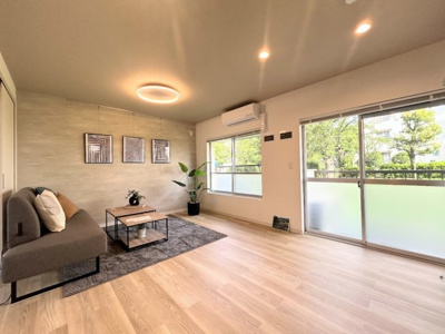 【居間・リビング】 | 左近山団地5街区9号棟 | ◆家族で食卓を囲むダイニングスペースと、ソファでゆったりくつろぐリビングスペースがしっかり区切られているので家具の配置や用途を使いわけしやすいです。