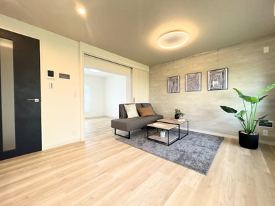 【居間・リビング】 | 左近山団地5街区9号棟 | ◆一家だんらんのスペースとなるＬＤＫ。窓から明るい光が差し込み、思わず家族の会話も弾む快適な空間。