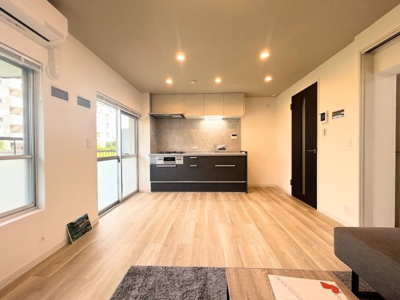 【居間・リビング】 | 左近山団地5街区9号棟 | ◆ご家族の会話がはずむ、開放的なＬＤＫです。休日はお陽さまの光をたっぷりととりこめるぽかぽかリビングで過ごしませんか？