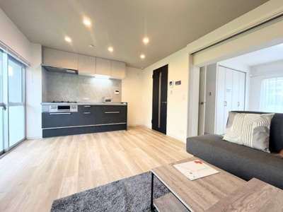 【居間・リビング】 | 左近山団地5街区9号棟 | ◆一家だんらんのスペースとなるＬＤＫ。窓から明るい光が差し込み、思わず家族の会話も弾む快適な空間。