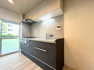 【キッチン】 | 左近山団地5街区9号棟 | ◆長い時間滞在するキッチンだからこそ、食事の準備を楽しい時間に、忙しい時でもスムーズに無駄なく作業できる、お手入れも簡単にできるなど、毎日を楽しくするキッチンスペースに仕上げました。