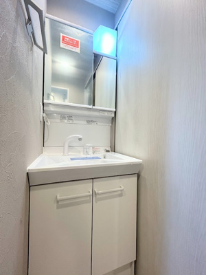 【独立洗面台】 | 左近山団地5街区9号棟 | ◆ご家族の1日が始まり、1日が終わりを締めくくる洗面空間。洗濯機を配置しても十分なスペースを確保した設計となっております。