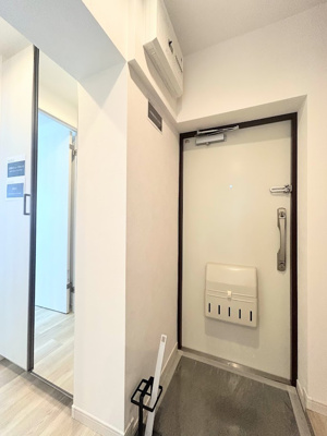 【玄関】 | 左近山団地5街区9号棟 | ◆光の渦が溢れた明るい玄関ホール。「おかえり」と「ただいま」が交差するお家の顔とも言える場所は爽やかで心地良い空間となっています。すっきり片付いた玄関で来客時にも自信が持てそう。